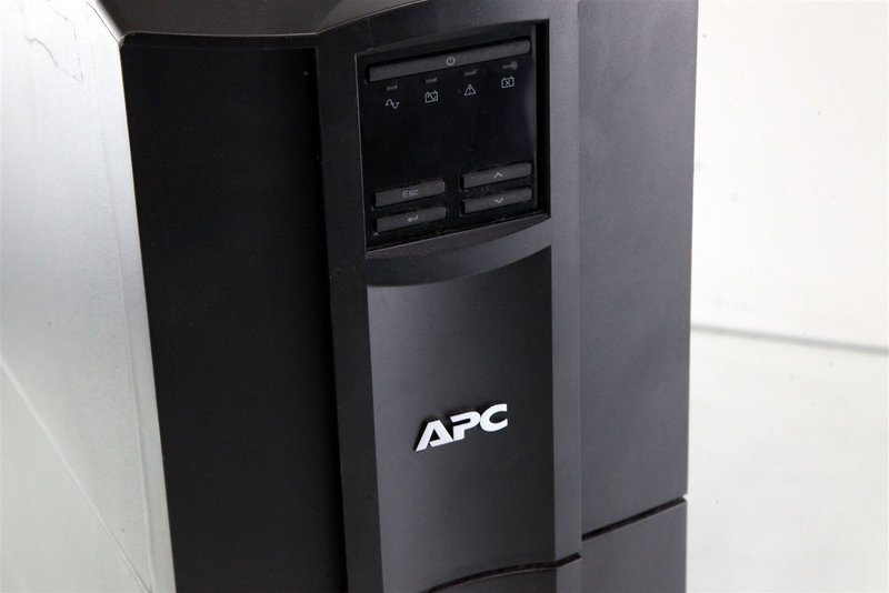 Ups Apc Smart SMT2200I 2200VA, putin folosit,